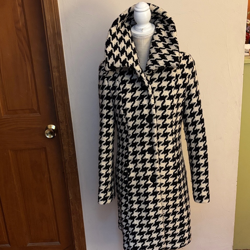 Calvin Klein Black and White Houndstooth winter coat.  Wool and polyester.